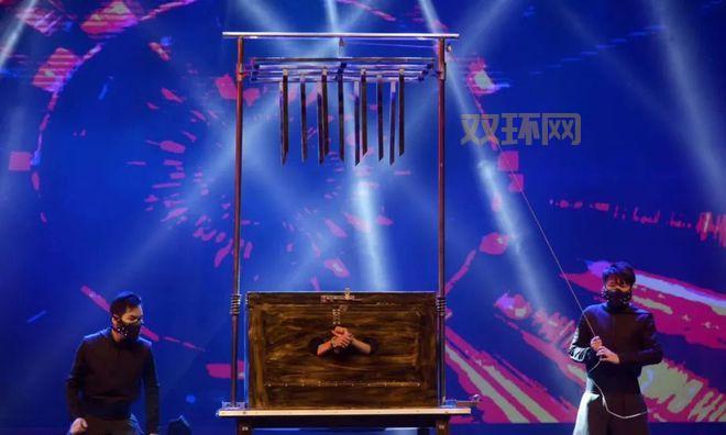 神谕者的占卜球:甲骨文与预言的奇妙邂逅