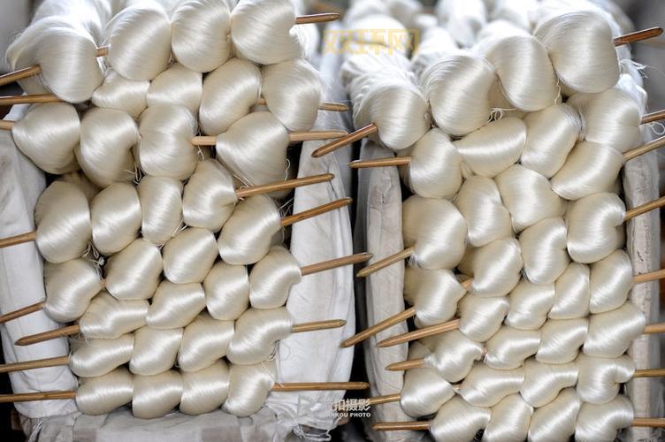 丝绸的生产原料是啥？了解蚕丝的种类与特点