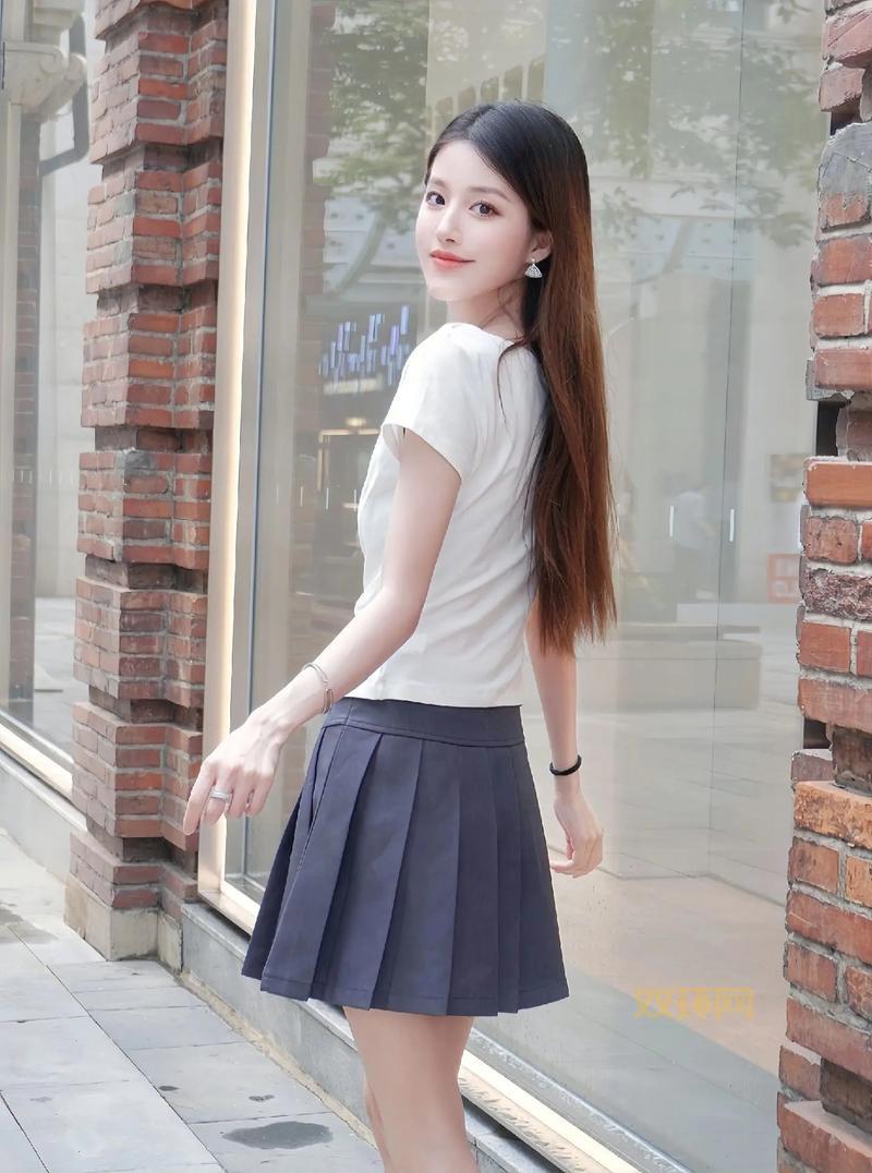 小短裙图分享:如何搭配让你更显气质