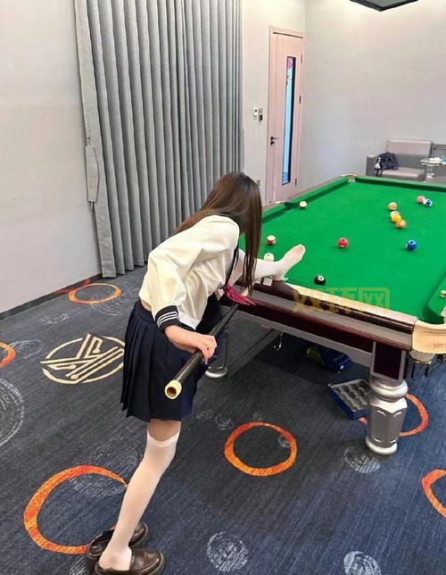 街头台球：美女大长腿打台球，街头瞬间吸引目光