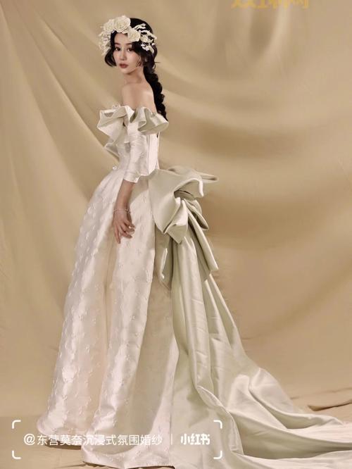 巨乳娘潮崎惠：性感与才华并存的女神故事