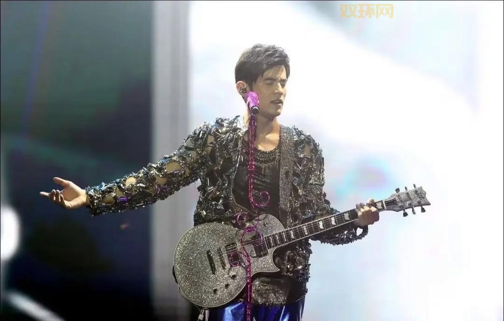 周杰伦发文感谢重温演唱会，回顾摩天伦精彩瞬间