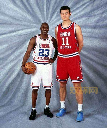 姚明身高之谜大公开，看看他到底有多高！